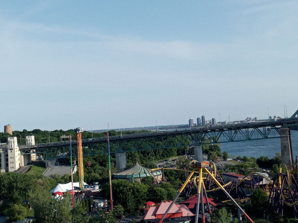 Image de la ronde, on peut voir le Titan et le pont Jacques Cartier.